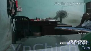 Đặt camera quay lén bé hàng xóm bắt gặp em quay clip xoa vú gửi người yêu