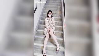7.85Gái mặc váy hoa banh hàng khoe lồn ở cầu thang đi bộ vì quá nứng