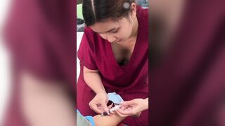 Quay lén cặp vú  em y tá lấy máu cực đã mắt
