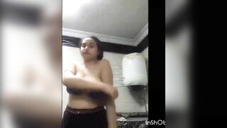 E học sinh dân tộc lén Show vú trong bếp bị mẹ phát hiện