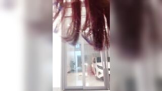 Độc lạ, Djt nhau trước cửa nhà cho hàng xóm xem mặc kệ
