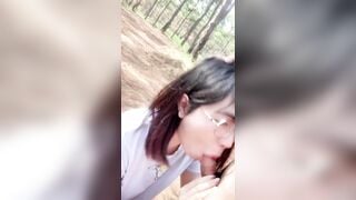 Cho ladyboy đan milk bú cu trong rừng