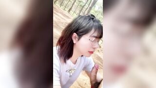 Cho ladyboy đan milk bú cu trong rừng