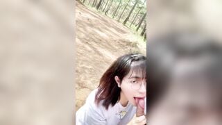 Cho ladyboy đan milk bú cu trong rừng