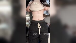 Cô gái khoe lồn nơi công cộng 4