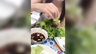 Em sinh viên mời về phòng ăn cơm rồi ăn cả em