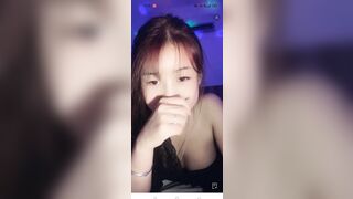 Ngân live bóp vú