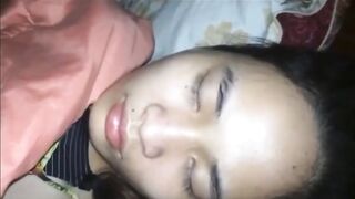 Địt con bạn đang ngủ say địt trần vào cái lồn khít nhiều lông xuất trong luôn
