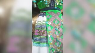 Một em gái người dân tộc quay clip cho bạn trai xem