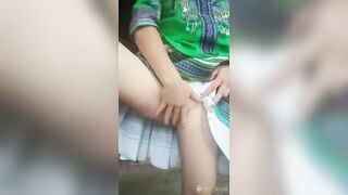 Một em gái người dân tộc quay clip cho bạn trai xem