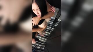 Vc dâm đãng chịch nhau trước cửa cho hàng xóm nhìn