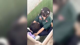 Học sinh lớp nào đây sao lại ditnhau trong wc của trường thế này
