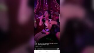Hát dạo karaoke Fb live, E Gái lộ clip Bị hấp diêm trong quán hát