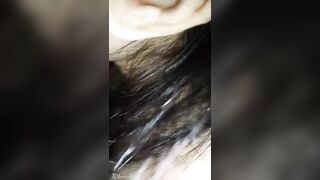 Cho chị họ ăn chuối
