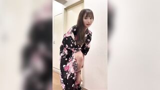 Cởi quần khoe lồn