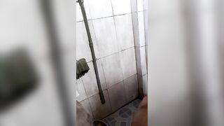 Đặt cam quay lén em gái tắm lồn kk lông