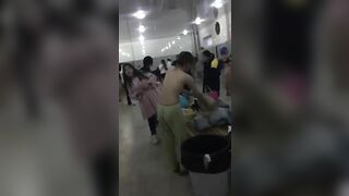 Quay lén phòng thay đồ công cộng