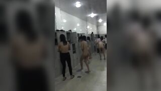 Quay lén phòng thay đồ công cộng