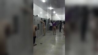 Quay lén phòng thay đồ công cộng