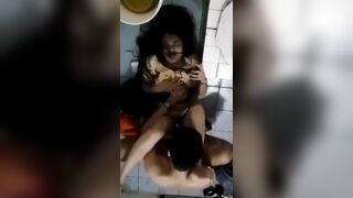 Yêu râu xanh lôi em hàng xóm vừa đi học về vào nhà vệ sinh địt quá súc vật