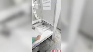 Genz đụ public ngay trong toilet rạp phim . Đã địt lén còn rên rỉ khẩu dâm om sòm