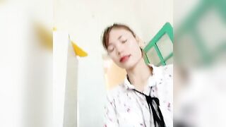 Cô giáo mầm non vừa dạy học sinh vừa nhét toy vào lồn để vào toilet tự sướng