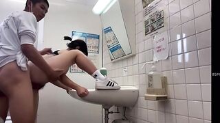 Cặp đôi học sinh Nhật Bản chịch nhau trong nhà vê sinh của trường học