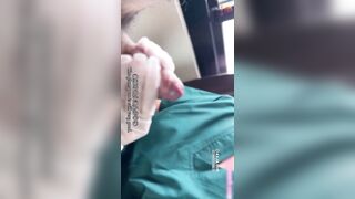 Y Tá Giúp Bênh Nhân Lây Tinh Trùng Xét Nhiệm