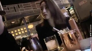 Anh dẫn em đi ăn và sau đó thì vào khách sạn