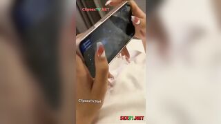 Đang nghịch điện thoại thì bị thg bạn lén bóp vú, t sờ tý thôi ai ngờ bị đè ra chịch 2