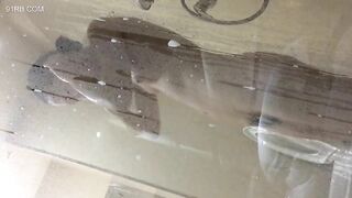 Quay lén người yêu đi tắm qua kính trong suốt