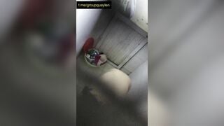 Quay lén gái tắm lồn nhiều lông