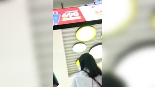 Quay léb dưới váy nơi công cộng