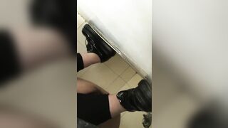Quay lén gái xinh đi ỉa