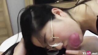 Em đeo kính đã dâm mà còn mang đồ lưới nữa ai chịu nổi
