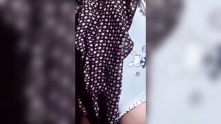 Lấy cặc cọ vào lồn tí mà nước lồn đã lênh láng địt vào cái lồn non múp nhiều nước