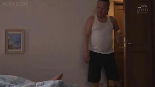 Ông bố bú lồn con dâu khi con trai ngủ kế bên