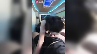 Siêu phẩm chơi em người yê bướm múp trên xe giường nằm 2