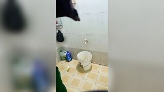 Quay lén em họ tắm rửa
