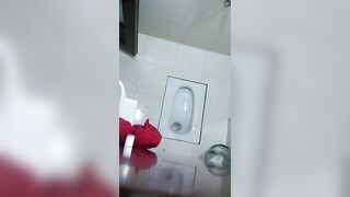 Quay lén chị công nhân tắm đêm