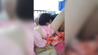 Lén bóp vú ngủi lồn con bạn thân mà ko dám chịch khi nó say
