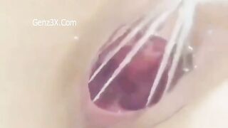 Em nữ sinh lồn non nhét nguyên cây đánh trứng vô bướm