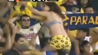Cam live bắt trọn cảnh show vú của cổ động viên quá khích giờ cả nước thấy cùng lúc