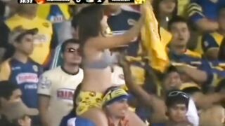 Cam live bắt trọn cảnh show vú của cổ động viên quá khích giờ cả nước thấy cùng lúc