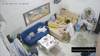 Quay lén 3 chị em thuê chung phòng trọ