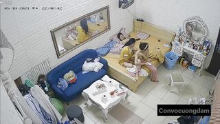 Quay lén 3 chị em thuê chung phòng trọ