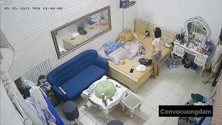 Quay lén 3 chị em thuê chung phòng trọ 3