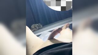 Đang đi triệt lông nứng quá nên bắn tinh lên em nhân viên luôn