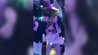 Thanh niên đẩy xe bò " bóp vú ngay quán cf . Học sinh  sụt cặt trong lớp