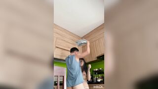 Anh  rể thịt e vk tại bếp khi đến nhà ăn tối